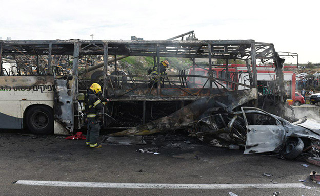 שני כלי הרכב נשרפו (צילום: דוברות כבאות והצלה מחוז יו"ש, חדשות)
