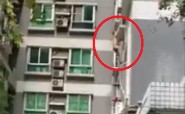 גבר קופץ מחלון (צילום: twitter.com/@CronicaVirales)