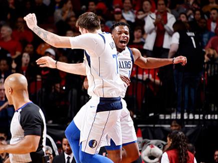 דאלאס חגגה בדרבי הטקסאני (צילום: Bill Baptist/NBAE via Getty Image (צילום: ספורט 5)