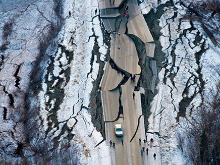 כבישים קרסו - באמצע נסיעה (צילום: AP, חדשות)
