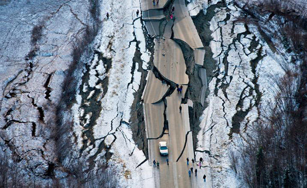 כבישים קרסו - באמצע נסיעה (צילום: AP, חדשות)