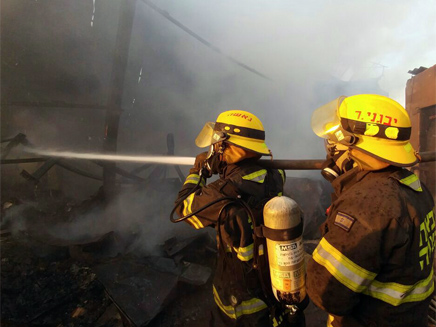 לוחמי האש בשריפה בבית מאיר (צילום: דוברות כב
