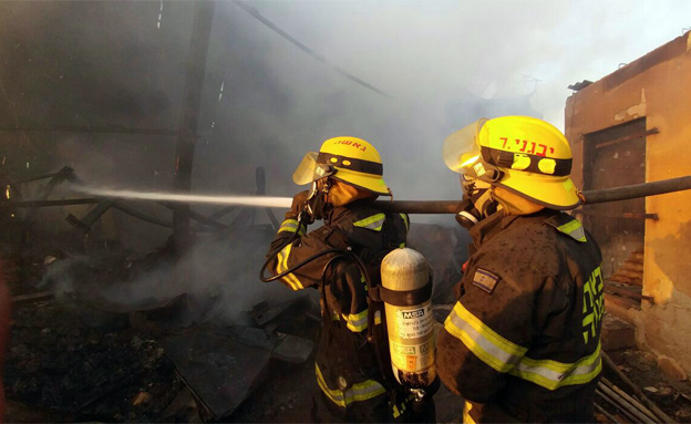לוחמי האש בשריפה בבית מאיר (צילום: דוברות כב"ה מחוז י"ם, חדשות)
