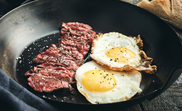 מינוט סטייק אנד אגס: פלאנק סטייק, טחינה ירוקה וסלט