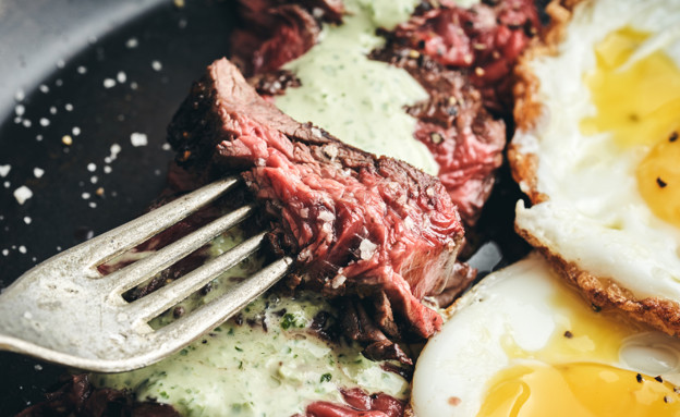 מינוט סטייק אנד אגס: פלאנק סטייק, טחינה ירוקה וסלט