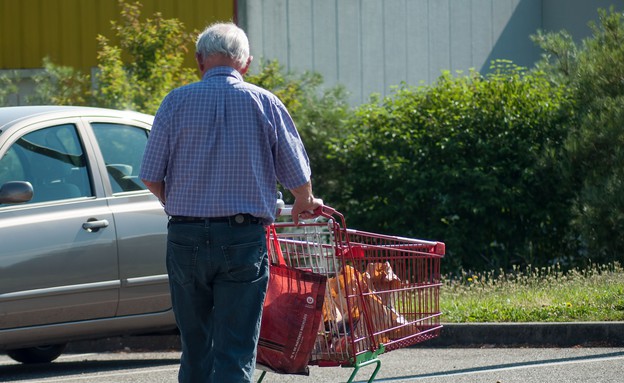 איש מבוגר בסופרמרקט (צילום: NeydtStock, shutterstock)