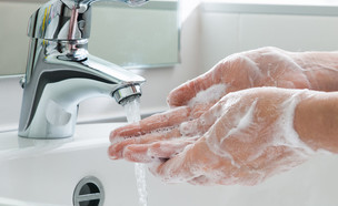 שטיפת ידיים (צילום: Alexander Raths, shutterstock)