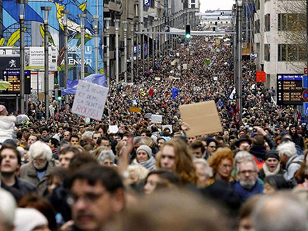 עשרות אלפי מפגינים בבריסל (צילום: sky news, חדשות)