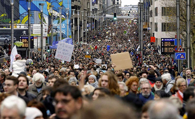 עשרות אלפי מפגינים בבריסל (צילום: sky news, חדשות)