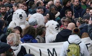 ההפגנות בבריסל - דורשים מעשים (צילום: sky news, חדשות)