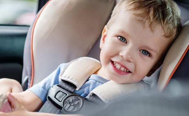 ילד בכיסא בטיחות ברכב (צילום:  Sokolova Maryna, shutterstock)