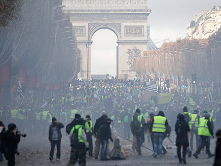 הפגנה בפריז נגד הממשלה (צילום: AP, חדשות)