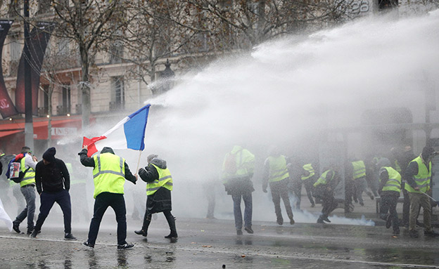 הפגנת האפודים הצהובים בפריז (צילום: AP, חדשות)
