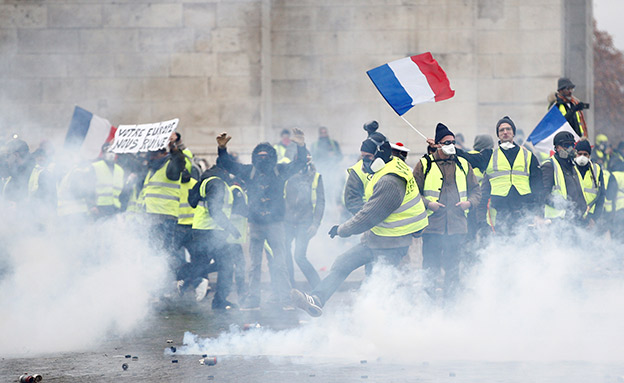מוחים נגד מדיניות מקרון. פריז (צילום: רויטרס, חדשות)