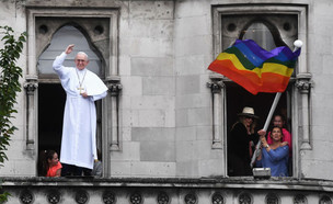 האפיפיור ודגל הגאווה (צילום: Charles McQuillan, Getty Images)