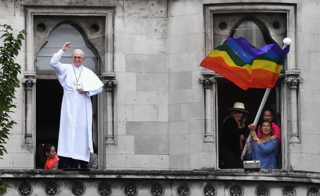 האפיפיור ודגל הגאווה (צילום: Charles McQuillan, Getty Images)