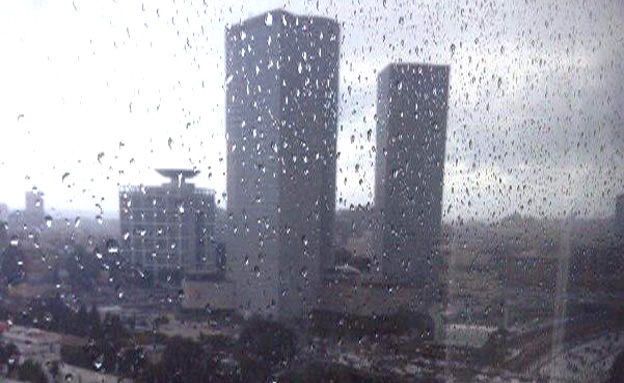 גשם בתל אביב (צילום: שי קובו אביים, חדשות)