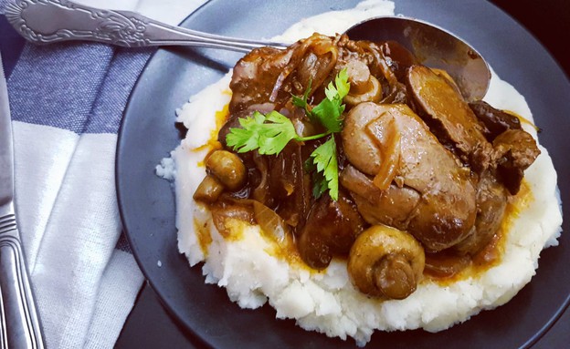 כבדי עוף עם פטריות וערמונים 