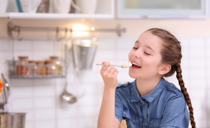 ילדה אוכלת יוגורט (צילום: shuttetstock)