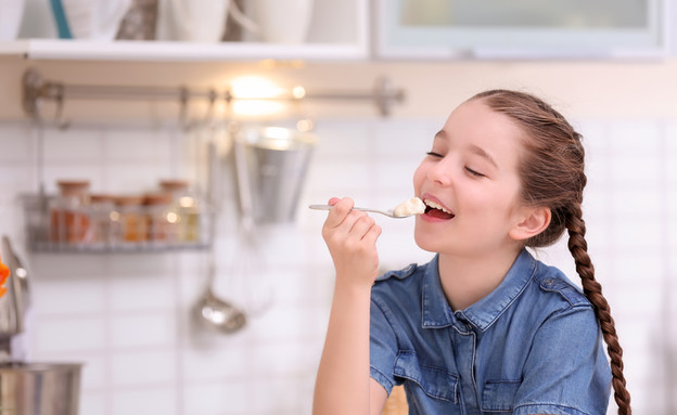 ילדה אוכלת יוגורט (צילום: shuttetstock)