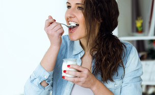 אישה אוכלת יוגורט (צילום: shuttetstock)