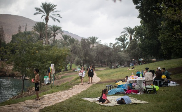 הנופשים שלא נבהלים מ"מגן צפוני" (צילום: הדס פארוש, פלאש90, חדשות)