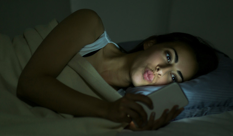 מסמסת במיטה בלילה (צילום:  oscarhdez, shutterstock)