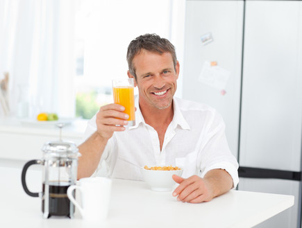גבר שותה מיץ תפוזים (צילום:  wavebreakmedia, shutterstock)