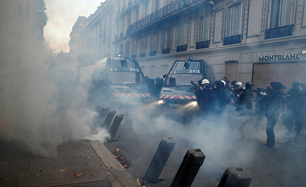 המשטרה משתמשת בגז מדמיע (צילום: רויטרס, חדשות)