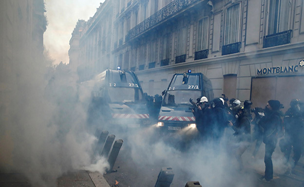 המשטרה משתמשת בגז מדמיע (צילום: רויטרס, חדשות)