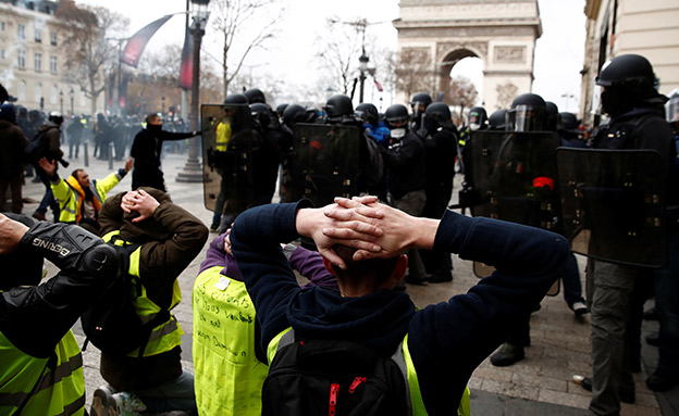 פריז בלהבות: חודש של מחאה (צילום: רויטרס, חדשות)