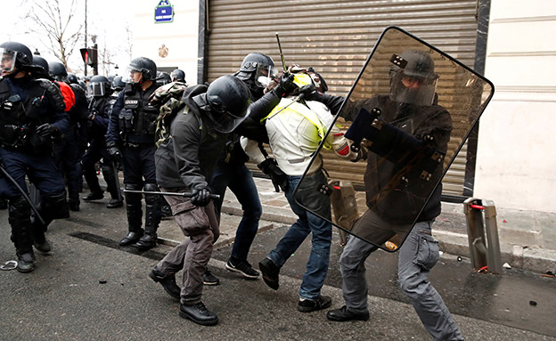 עימותים קשים בין המפגינים לרשויות (צילום: רויטרס, חדשות)