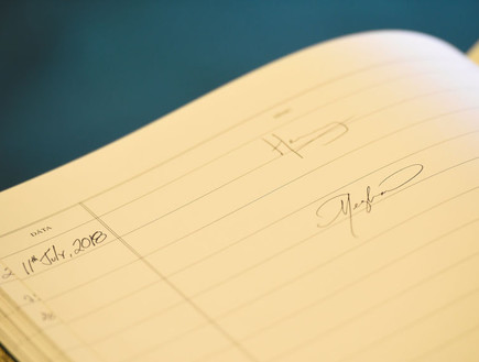 החתימות של מייגן מרקל והנסיך הארי (צילום: WPA Pool / Pool /Getty Images)