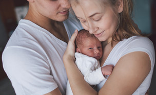 אמא אבא ותינוק שזה עתה נולד (אילוסטרציה: By Dafna A.meron, shutterstock)