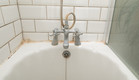 אמבטיה מלוכלכת (צילום: Tcziebell / Shutterstock.com)
