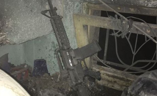 נשק שנתפס בבית מבוקש  (צילום: משטרת ישראל)