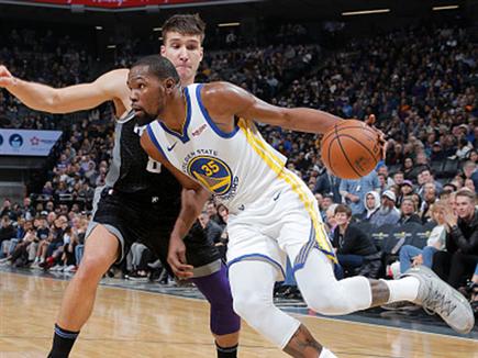 האלופה גירדה ניצחון (צילום: Rocky Widner/NBAE via Getty Images) (צילום: ספורט 5)