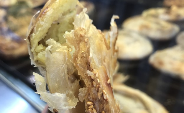 בורקס רמלה - בורקס תפוחי אדמה ממולא בביצה, חמוצים  (צילום: איילה כהן, mako אוכל)