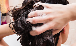 אישה חופפת שיער (צילום: By Goncharov Artem, shutterstock)
