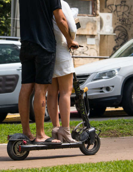 זוג רוכב על קורקינט חשמלי בשדרות רוטשילד בתל אביב (צילום: By Dafna A.meron, shutterstock)