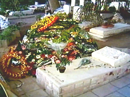 הקבר של אסף לצד קברו של אביו אילן (צילום: חדשות)