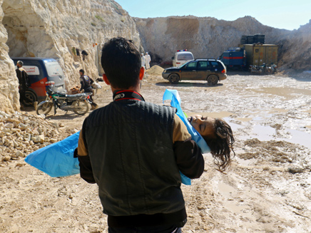 נפגעים מנשק כימי בסוריה (צילום: רויטרס, חדשות)