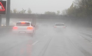 מכוניות בגשם (צילום: mahc, shutterstock)