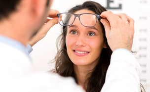 אישה עושה בדיקת עיניים (צילום:  Production Perig, shutterstock)