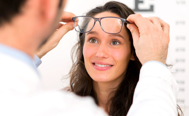 אישה עושה בדיקת עיניים (צילום:  Production Perig, shutterstock)