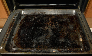 תבנית תנור מלוכלכת (צילום:  cunaplus / Shutterstock.com)