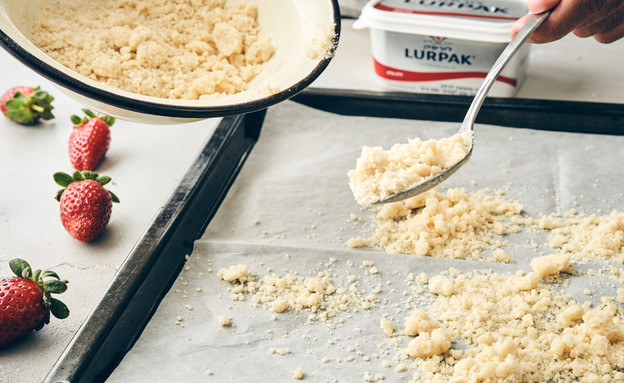 תותים בקראמבל קר וקרם חלב - הקראמבל תותים בקראמבל קר וקרם חלב - הקראמבל