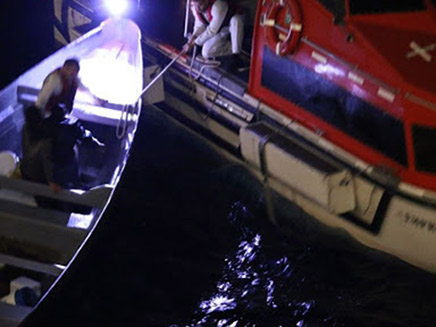 רגעי ההצלה של שני הדייגים (צילום: Jared L. Eberle / SKY NEW, חדשות)