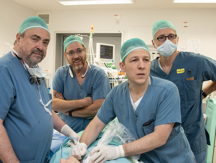 הצוות בחדר ניתוח בביצוע הפעולה החדשנית לראשונה (צילום: גדי סגל, דוברות איכילוב)