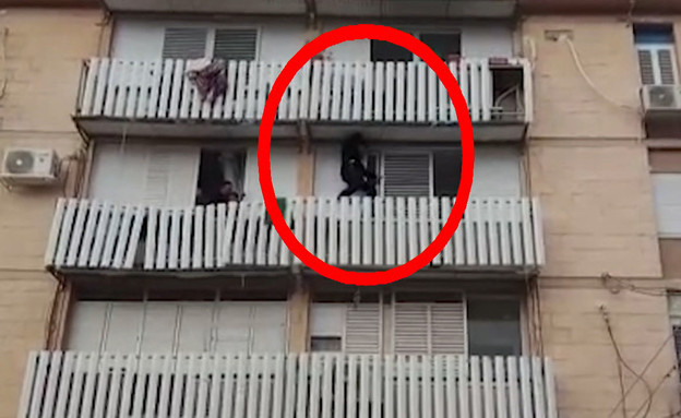 שוטר: כך הצלתי בן 4 שעמד ליפול מהמרפסת (צילום: מתוך "חדשות הבוקר" , קשת12)